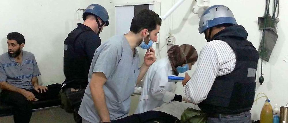 Beweissicherung. UN-Chemiewaffenexperten untersuchen Opfer des mutmaßlichen Giftgasangriffs in einem Krankenhaus in einem Vorort von Damaskus.