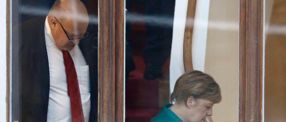 Jetzt muss er auch noch für sie sondieren: Peter Altmaier leitet für Angela Merkel nicht nur Kanzleramt und Finanzministerium, sondern auch noch die Gespräche mit FDP und den Grünen.