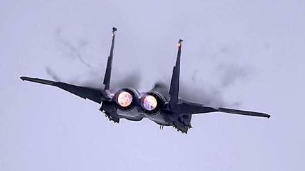 Eine US-Machine vom Typ F-15, die unter anderem JDAM-Raketen abfeuern kann.