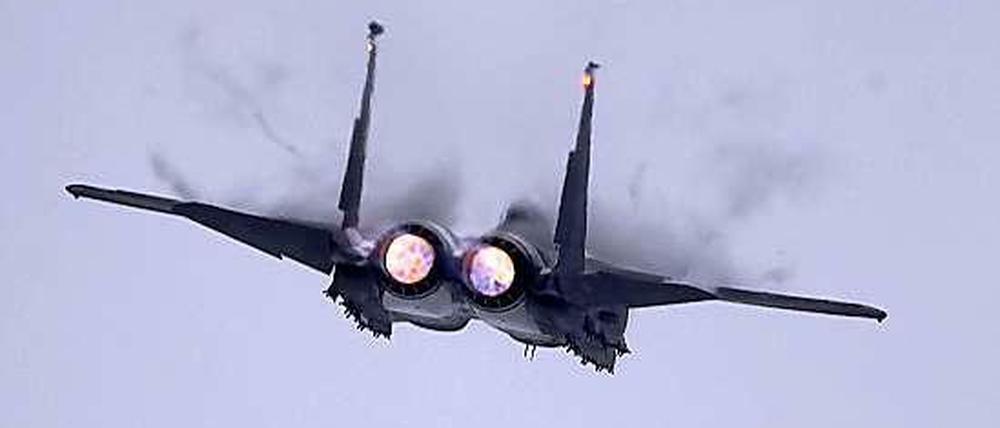 Eine US-Machine vom Typ F-15, die unter anderem JDAM-Raketen abfeuern kann.