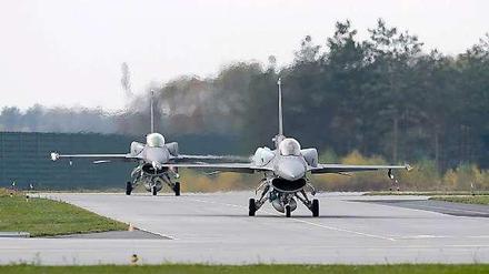 Zwei F-16-Kampfjets