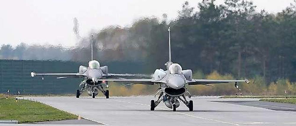 Zwei F-16-Kampfjets