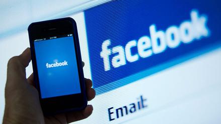 Rechte Hetzer nutzen eine Lücke bei Facebook.