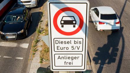 Ein Fahrverbotsschild für Fahrzeuge mit Diesel-Motor bis Euro5 in Hamburg 