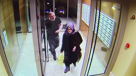 Ein Video-Standbild zeigt Jamal Khashoggi und seine Verlobte Hatice Cengiz wenige Stunden vor seinem Tod. 