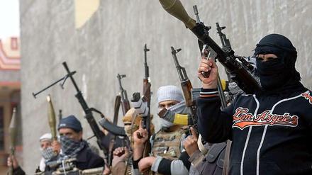 Schwer bewaffnete und vermummte Männer in der irakischen Stadt Falludscha.