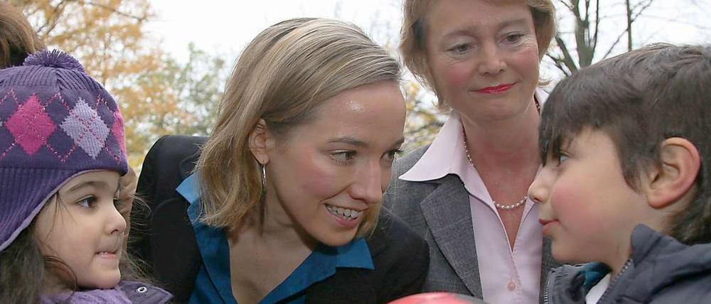 "Partnerschaft und Kinder spenden Glück." Bundesfamilienministerin Kristina Schröder (Mitte) zu Besuch in einem Kindergarten in Berlin Wedding.