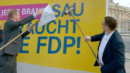 Gelungene Selbstironie oder Verzweiflungstat? Funktionäre der FDP Brandenburg überkleben ihr eigenes Plakat