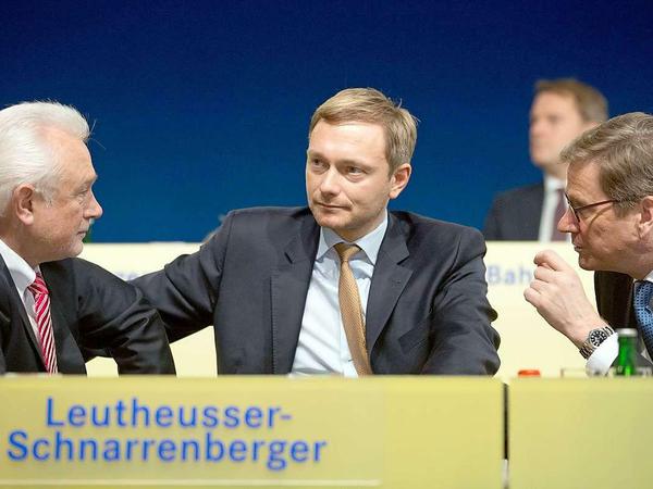 Der designierte FDP-Parteivorsitzende Christian Lindner unterhält sich in Berlin auf dem Bundesparteitag seiner Partei mit dem Fraktionsvorsitzenden der FDP in Schleswig-Holstein, Wolfgang Kubicki und dem amtierendenBundesaußenminister Guido Westerwelle (FDP). Die FDP will auf dem Sonderparteitag eine neue Führungsmannschaft wählen.
