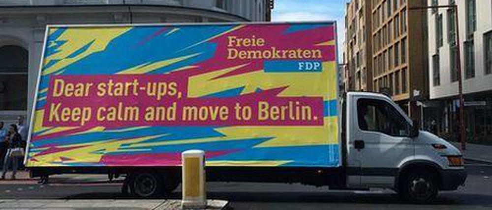 Trucks mit FDP-Werbung rollen durch London. 
