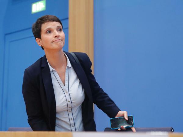 Frauke Petry (AfD) verlässt am Montagmorgen die Bundespressekonferenz.