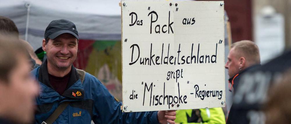 Nach den Einheitsfeierlichkeiten in Dresden gibt es Kritik an der Polizei: War sie zu nachsichtig mit rechten Pöblern? 