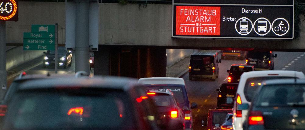 Die negativen Folgen des Verkehrs liegen auf der Hand, sagt Greenpeace-Chefin Jennifer Morgan. Das Foto zeigt Feinstaubalarm in Stuttgart am 27. Oktober 2016. 