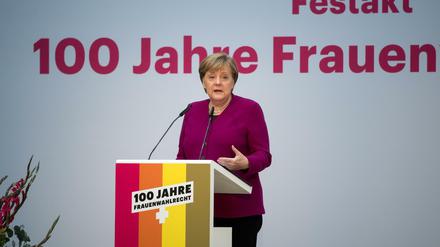 Bundeskanzlerin Angela Merkel (CDU) spricht beim Festakt zu 100 Jahre Frauenwahlrecht im Deutschen Historischen Museum. 