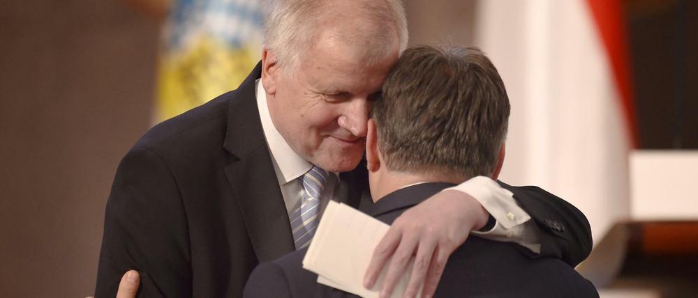 Der bayerische Ministerpräsident Horst Seehofer (CSU, l) und der ungarische Regierungschef Viktor Orban umarmen sich. 