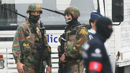 Sicherheitskräfte vor dem Einkaufszentrum in Brüssel. 