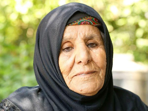 Die 75-jährige Fida Abu Kharbisch traut den Nachrichten noch nicht so ganz. Ihr Sohn Mahmud hat vor 25 Jahren einen Brandsatz in einen Bus geworfen und dadurch fünf Israelis getötet. Nun soll er freikommen. 