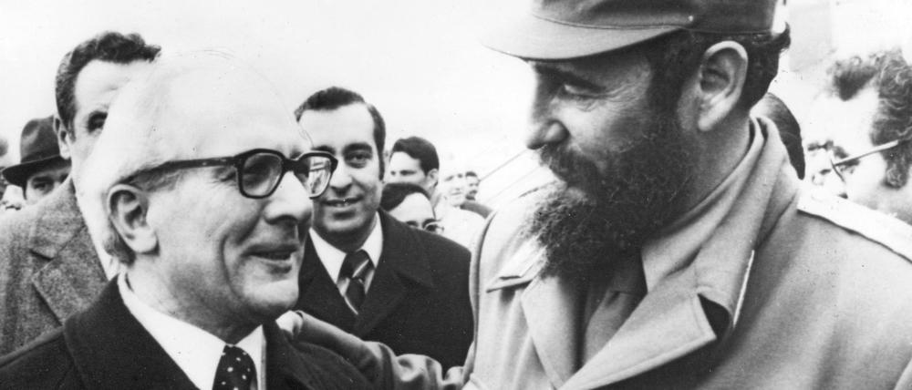 Freudiger Empfang in Schönefeld: Fidel Castro mit Erich Honecker bei einem Besuch im April 1977.