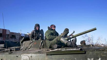 Pro-russische Kämpfer auf einem Panzer in Nikishine, einem Dorf in der Nähe der umkämpften Stadt Debaltsewe.