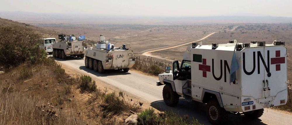 Ein Konvoi der Undof-Mission der Vereinten Nationen fährt auf den Golanhöhen entlang. Zuvor hatte eine Undof-Eingreiftruppe UN-Soldaten in Sicherheit gebracht.