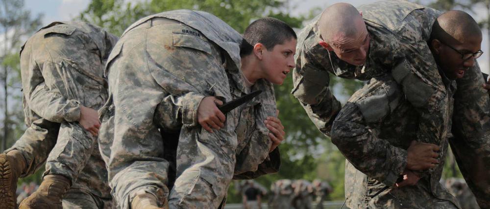 Alle Truppen sollen in den USA für Frauen geöffnet werden. Auf diesem Foto ist die erste Frau zu sehen, die den den US-Army dem Posten eines Leutnants übernahm: Kirsten Griest.