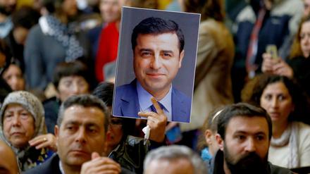 Ein Unterstützer hält bei einer Versammlung in Ankara ein Porträt von Demirtas in die Höhe. (Archiv)