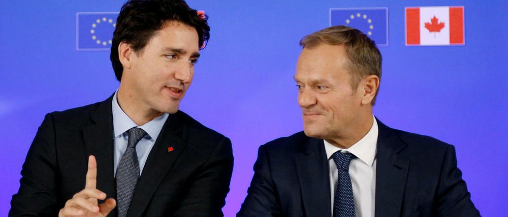 Kanadas Premier Justin Trudeau und Donald Tusk, Präsident des Europäischen Rats bei der Unterzeichnung des CETA-Abkommens.