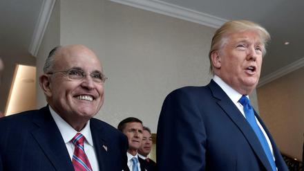 US-Präsident Donald Trump (rechts) mit Rudolph Giuliani (Archivbild vom 16. September 2016) 
