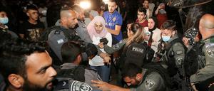 Gerangel. Israelische Polizei und palästinensische Demonstranten im Ost-Jerusalemer Stadtteil Sheikh Jarrah. 
