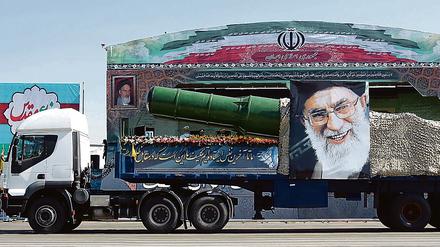 Ein Raketentransporter geschmückt mit dem Konterfei des geistlichen Oberhaupts Ayatollah Chamenei bei einer Militärparade.