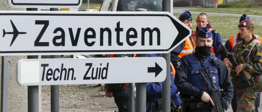 Belgische Polizei kontrolliert die Eingänge zum Flughafen Zaventem, der am Sonntag zumindest in Teilen wiedereröffnet wurde. 