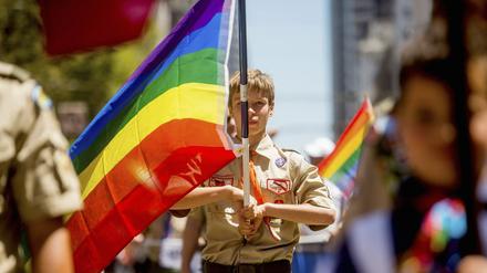 Ein US-Pfadfinder mit einer Regenbogenflagge während einer Parade für die Rechte Homosexueller in San Francisco