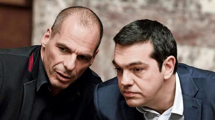 Der frühere griechische Finanzminister Yanis Varoufakis (links) und der zurückgetretene Ministerpräsident Alexis Tsipras. 