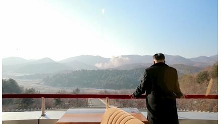Nordkoreas Diktator Kim Jong Un beobachtet den Start einer Langstreckenrakete. Laut US-Geheimdienst produziert das nordkoreanische Regime inzwischen auch wieder Plutonium.  