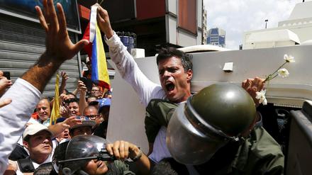 Der venezolanische Oppositionsführer Leopoldo López (Bildmitte) wurde am am 18. Februar 2014 verhaftet. 