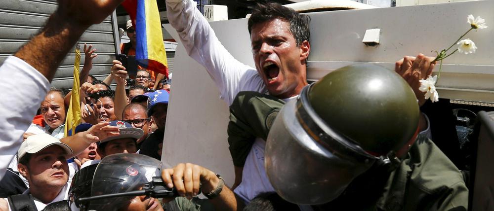Der venezolanische Oppositionsführer Leopoldo López (Bildmitte) wurde am am 18. Februar 2014 verhaftet. 