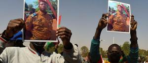 Unterstützung für den Coup. Männer in Ouagadougou, der Hauptstadt von Burkina Faso, feiern Oberstleutnant Paul-Henri Sandaogo Damiba.