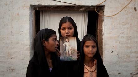 Als Asia Bibi noch im Gefängnis saß, protestierten die drei Töchter Asia Bibis mit einem Foto ihrer Mutter gegen die Inhaftierung. 