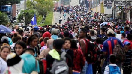 Tausende Flüchtlinge auf ihrem Marsch in Richtung USA, hier in Santa Rosa de Copan in Honduras. 