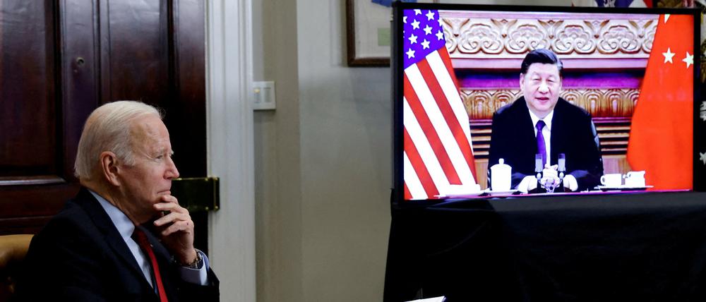 Der US-Präsident telefoniert über Videoschalte mit dem chinesischen Präsidenten.