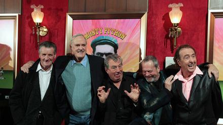 Die Monty-Python-Truppe (v.l.n.r: Michael Palin, John Cleese, Terry Jones, Terry Gilliam, Eric Idle) macht vor wie Großbritannien mit Europa umgehen könnte: Mit Humor.