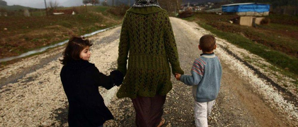 Diese Frau ist aus Syrien in die Türkei geflohen. Im Grenzgebiet lebt sie nun mit ihren zwei Kindern in einem Flüchtlingslager.