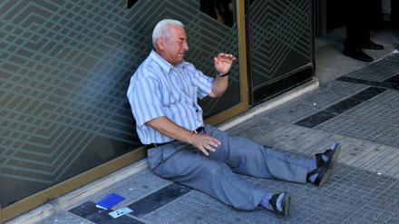 Giorgos Chatzifotiadis sitzt am 3. Juli weinend vor einer griechischen Bank in Thessaloniki, nachdem er vergeblich versucht hatte, seine Rente zu bekommen. 