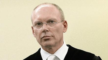 Richter Manfred Götzl gerät im NSU-Prozess durch die Affäre um ein erfundenes Opfer unter Druck.