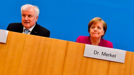 Das Verhältnis zwischen Angela Merkel (CDU) und Innenminister Horst Seehofer (CSU) befindet sich momentan in Schieflage. 