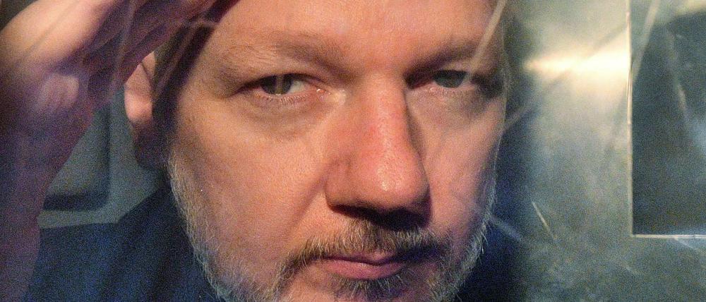 Julian Assange in einem Gefängniswagen Anfang Mai. 