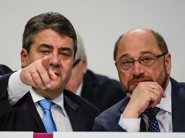 Nicht nur gut befreundet, nun folgt auch der eine dem anderen nach: Sigmar Gabriel (links) und Martin Schulz.