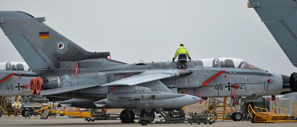 Die Bundeswehr beteiligt sich von der Luftwaffenbasis aus mit Aufklärungstornados am Kampf gegen IS.