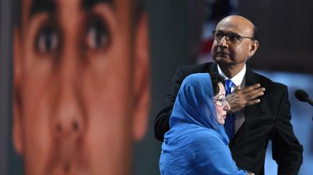Das Ehepaar Khan mit einem Foto ihres getöteten Sohnes beim Parteitag der US-Demokraten