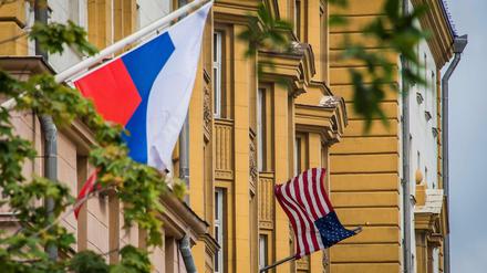 Eine russische Fahne neben der US-Botschaft in Moskau. 